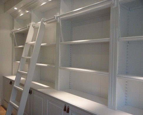 Grande bibliothèque blanche sur mesure avec échelle coulissante